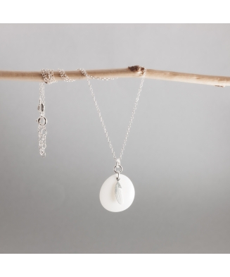 Pendentif Pixa blanc - Très fine pétale de tagua montée sur une fine chaîne en argent 925. fabriquée en Gironde. 