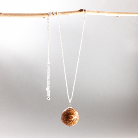 Pomme de pin en tagua, ivoire végétal - Sautoir Sfera en ivoire végétal et pomme de pin - artisanat de Lège Cap Ferret - kokobelli
