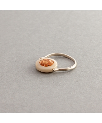 Bague Silvia en ivoire végétal et pomme de pin fabriquée en France sur le Bassin d'Arcachon