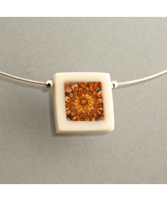 Collier Pixel en ivoire végétal et pomme de pin fabriqué en France en Gironde 