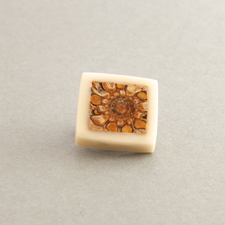 Pomme de pin en tagua, ivoire végétal - Broche Pixel en ivoire végétal et pomme de pin fabriquée en France dans le Sud Ouest - kokobelli