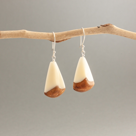 Pomme de pin en tagua, ivoire végétal - Boucles IZIA en ivoire végétal et pomme de pin parasol fabriquées en France dans le Sud Ouest - kokobelli