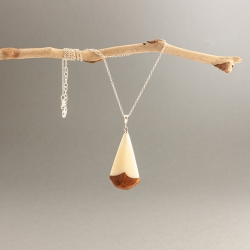  Collier IZIA en ivoire végétal et pomme de pin parasol fabriqué en France sur le Bassin d'Arcachon en tagua, ivoire végétal par Kokobelli