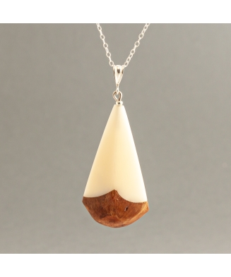 Collier IZIA en ivoire végétal et pomme de pin parasol fabriqué en France sur le Bassin d'Arcachon