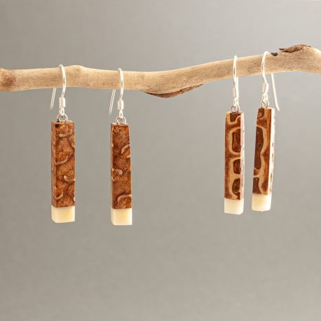 Pomme de pin en tagua, ivoire végétal - Boucles Kami en ivoire végétal et pomme de pin - artisanat de Lège Cap Ferret - kokobelli