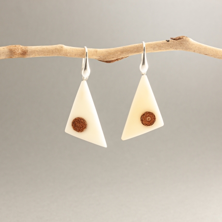 Pomme de pin en tagua, ivoire végétal - Boucles Kandi en ivoire végétal et pomme de pin fabriquées en France dans le Sud Ouest - kokobelli
