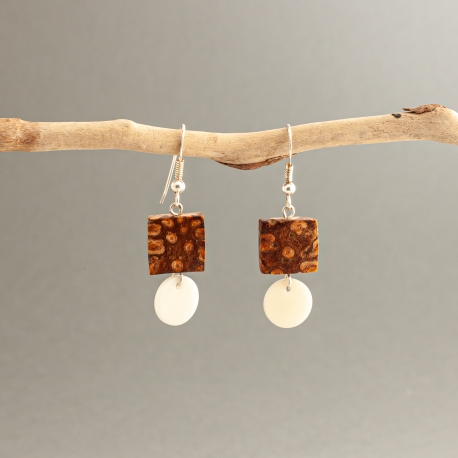 Pomme de pin en tagua, ivoire végétal - Boucles d'oreilles Mitama en ivoire végétal et pomme de pin - artisanat de Lège Cap Ferret - kokobelli