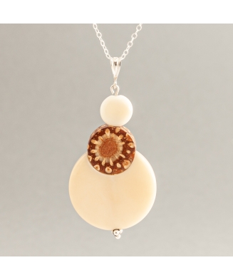 Collier Pendentif eclipse en ivoire végétal et pomme de pin fabriqué en France sur le Bassin d'Arcachon