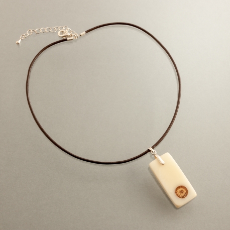 Pomme de pin en tagua, ivoire végétal - Collier Pendentif Horus en ivoire végétal et pomme de pin fabriqué à Lège Cap Ferret - kokobelli