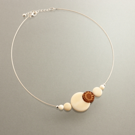 Pomme de pin en tagua, ivoire végétal - Collier ras de cou eclipse en ivoire végétal et pomme de pin fabriqué à Lège Cap Ferret - kokobelli