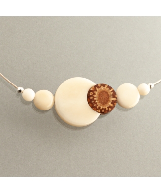 Collier ras de cou eclipse en ivoire végétal et pomme de pin fabriqué à Lège Cap Ferret