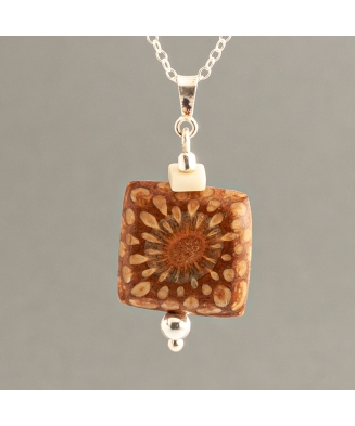Collier Mozaïk en argent, ivoire végétal et pomme de pin fabriqué en France dans le Sud Ouest