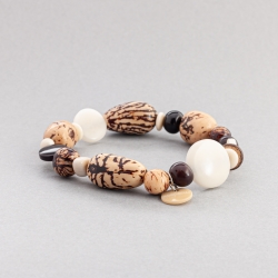 Sélection de bijoux en Tagua, Bracelet Paxa blanc composé de perles de tagua et graines de palmiers. Fabriqué sur le Bassin d'Arcachon. 
