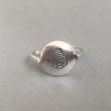Nouvelles créations en tagua, ivoire végétal - Bague Pikto Duo en argent et poinçon pomme de pin - artisanat d'art à Lège Cap Ferret - kokobelli