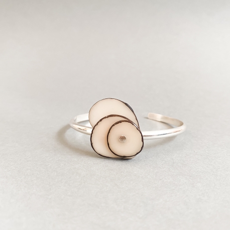 Nouvelles créations en tagua, ivoire végétal - Bracelet riveté en argent et ivoire végétal - kokobelli
