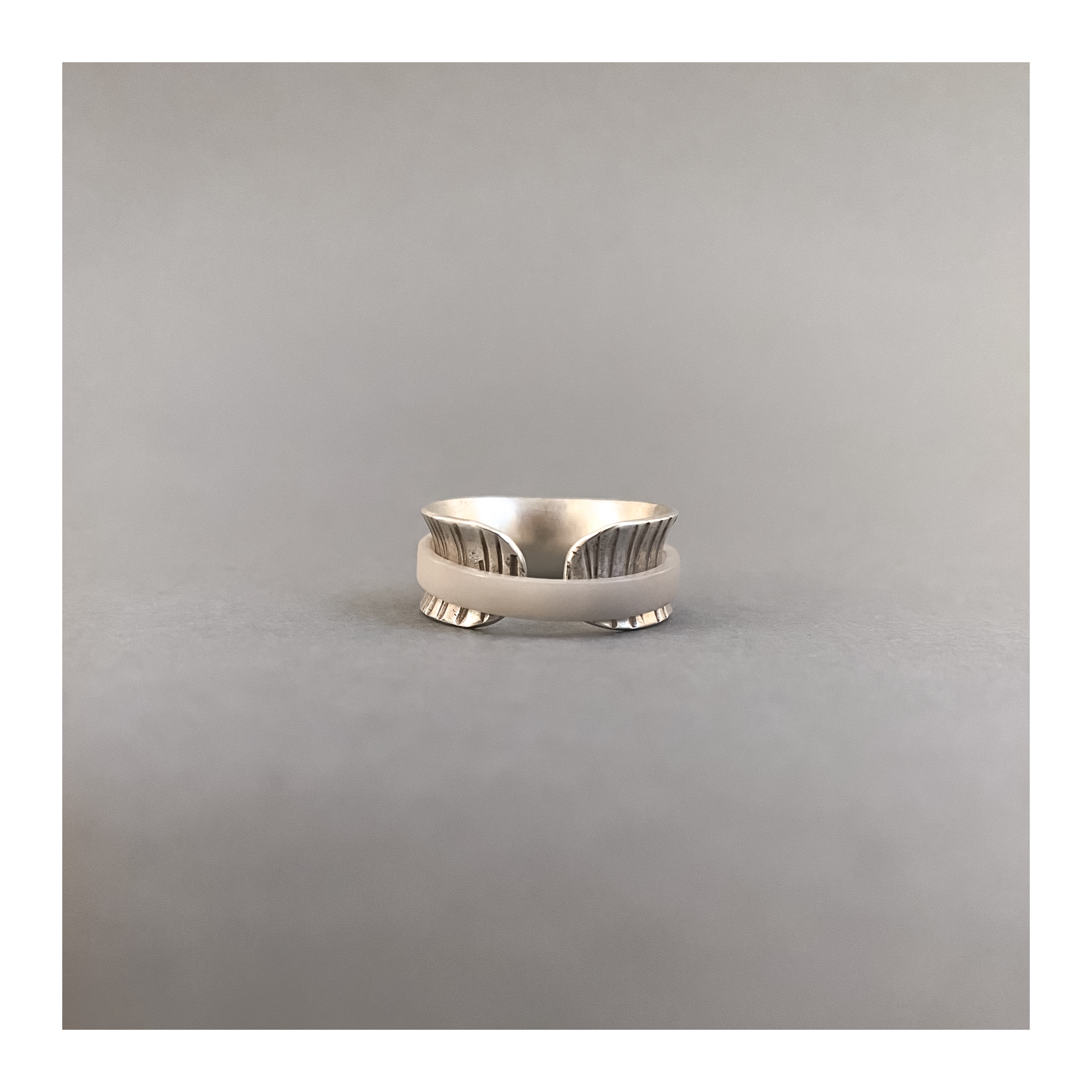 Bijoux createur Femme Bague zen TAO Argent Ivoire vegetal Pomme de pin KOKOBELLI Artisanat d art