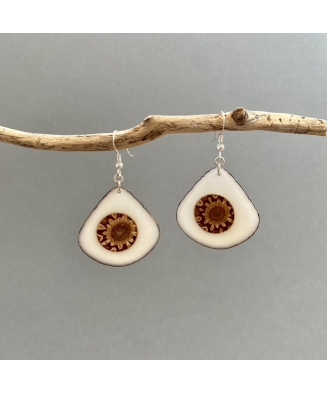 Boucles d'oreille ivoire végétal et pomme de pin Piña fabriquée en France dans le Sud Ouest