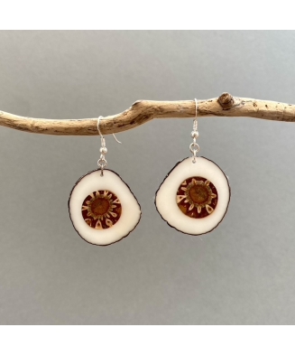 Boucles d'oreille ivoire végétal et pomme de pin Piña fabriquée en France dans le Sud Ouest