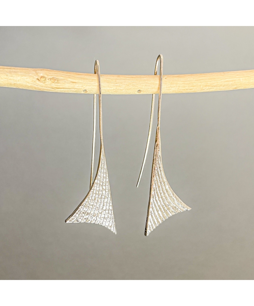 Boucles d'oreilles Manta en argent recyclé fondues à l'os de seiche par Kokobelli