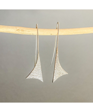 Boucles d'oreilles Manta en argent recyclé fondues à l'os de seiche par Kokobelli