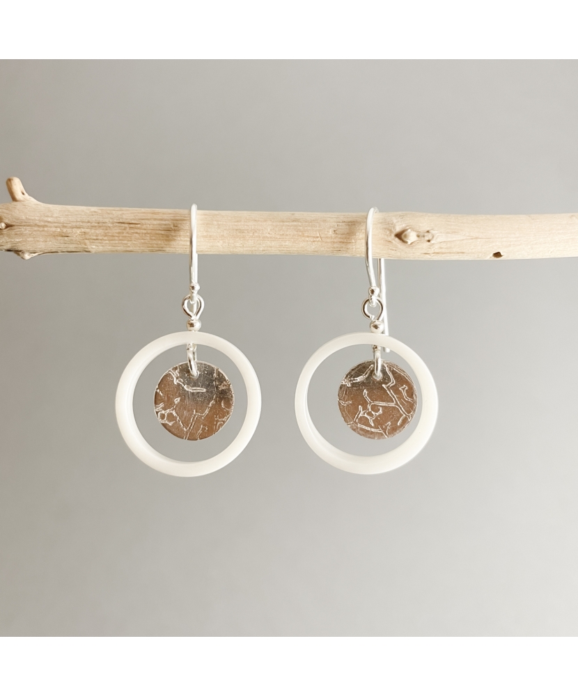 Boucles d'oreilles Gaïa en ivoire végétal et argent à l'eau forte