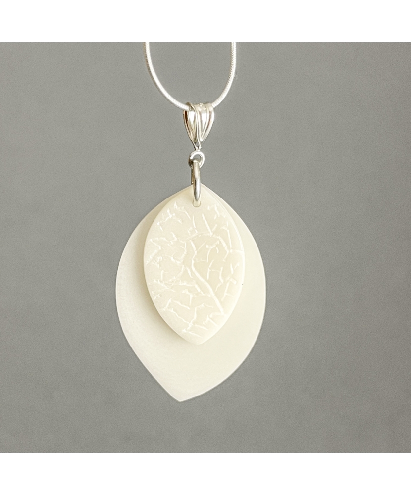 Pendentif en ivoire végétal gravé