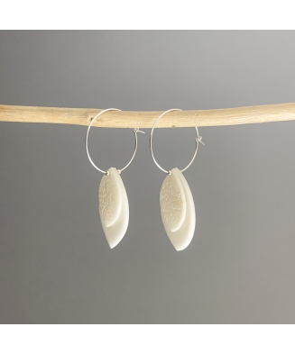Boucles d'oreilles en ivoire végétal gravé