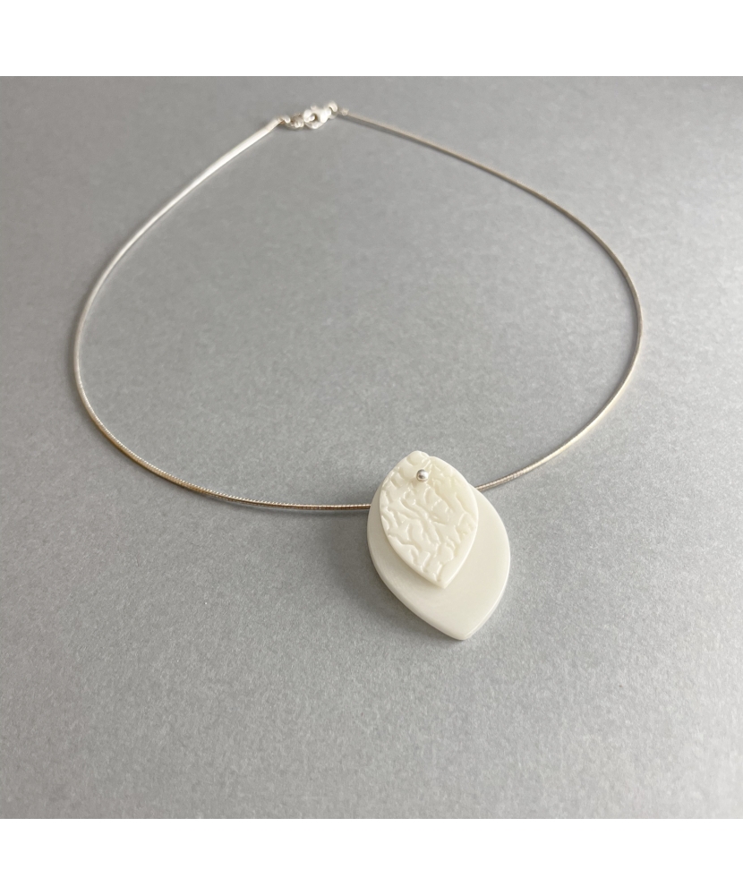Collier en ivoire végétal gravé