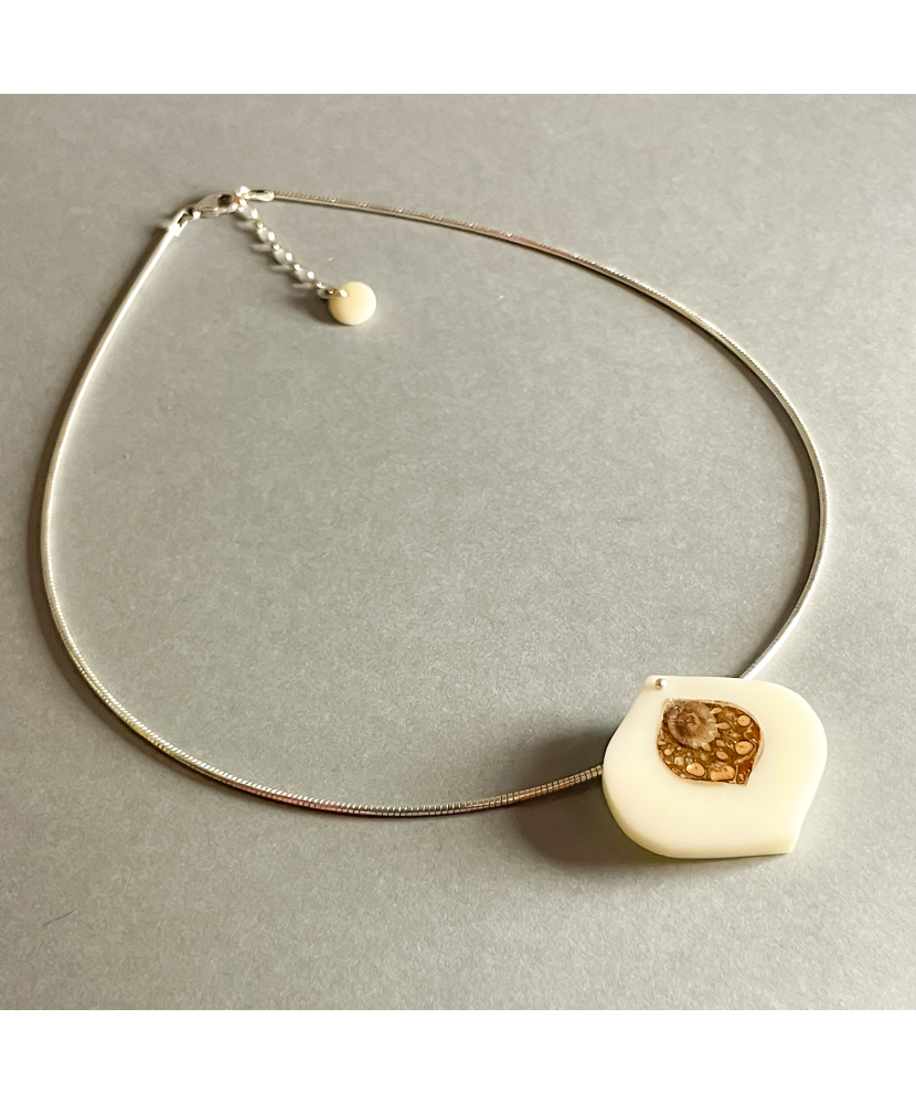 Collier Silvana Lotus en ivoire végétal et pomme de pin