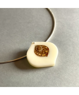 Collier Silvana Lotus en ivoire végétal et pomme de pin
