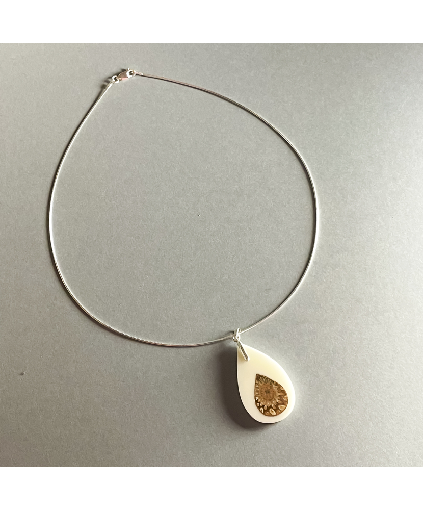 Collier Silvana Goccia en ivoire végétal et pomme de pin