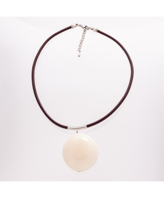 Pendentif Selena sculpté dans une noix de tagua de taille exceptionnelle. Fabriqué en Gironde.  