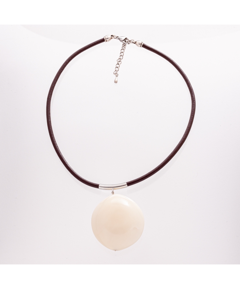 Pendentif Selena sculpté dans une noix de tagua de taille exceptionnelle. Fabriqué en Gironde. Pendentif Selena sculpté dans une noix de tagua de taille exceptionnelle. Fabriqué en Gironde.
