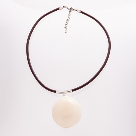 Colliers en tagua, ivoire végétal - Pendentif Selena sculpté dans une noix de tagua de taille exceptionnelle. Fabriqué en Gironde.   - kokobelli