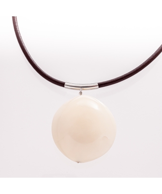 Pendentif Selena sculpté dans une noix de tagua de taille exceptionnelle. Fabriqué en Gironde.  