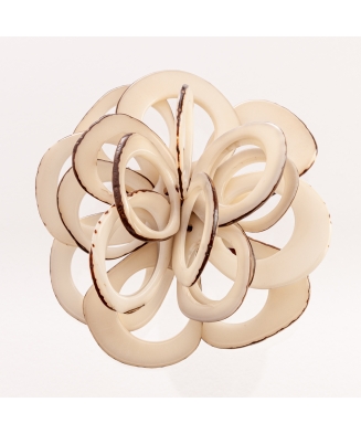 Broche Rose Dentelle blanche en ivoire végétal fabriquée en France sur le Bassin d'Arcachon.