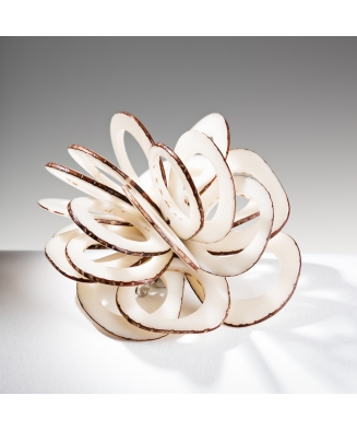 Broche Rose Dentelle blanche en ivoire végétal fabriquée en France sur le Bassin d'Arcachon.