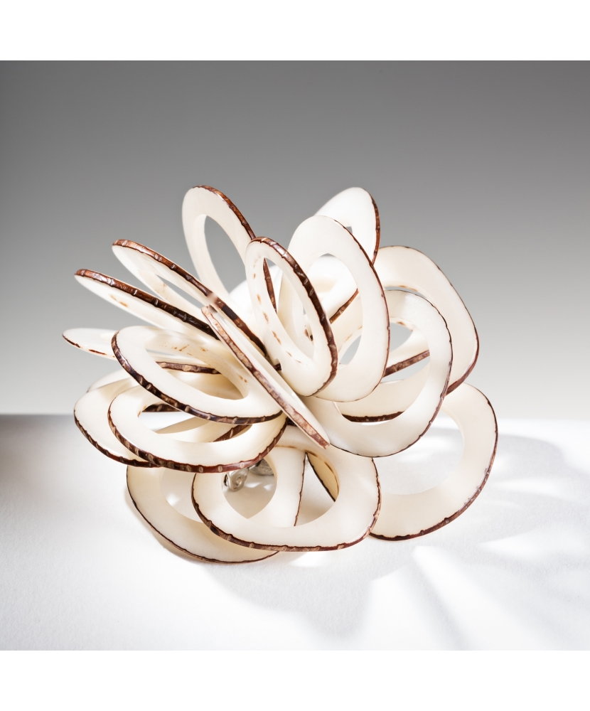 Broche Rose Dentelle blanche en ivoire végétal fabriquée en France sur le Bassin d'Arcachon.