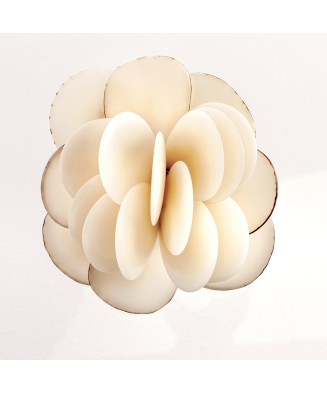 Rose blanche en ivoire végétal montée sur une broche. Fabriquée en France dans le Sud Ouest