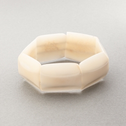  Bracelet large Alma blanc composé de 8 pièces plates en corozo, effet bambou. Artisanat de Lège Cap Ferret.  en tagua, ivoire végétal par Kokobelli