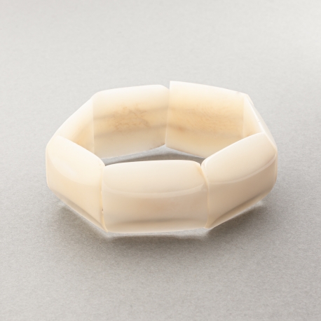 Bracelets en tagua, ivoire végétal - Bracelet large Alma blanc composé de 8 pièces plates en corozo, effet bambou. Artisanat de Lège Cap Ferret.  - kokobelli