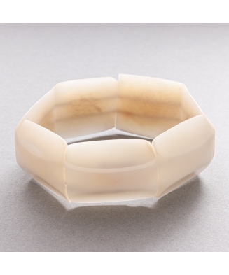 Bracelet large Alma blanc composé de 8 pièces plates en corozo, effet bambou. Artisanat de Lège Cap Ferret. 