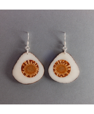 Boucles d'oreille ivoire végétal et pomme de pin Piña fabriquée en France dans le Sud Ouest