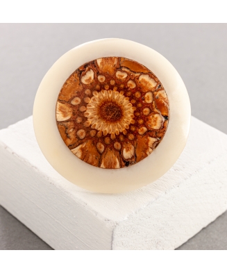 Bague Fibonacci en ivoire végétal et pomme de pin fabriquée à Lège Cap Ferret