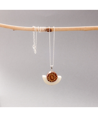 Pendentif Doum en ivoire végétal et pomme de pin fabriqué à Lège Cap Ferret