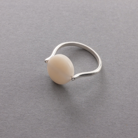 Accueil en tagua, ivoire végétal - Bague Minitagua avec petite pastille de tagua, montée sur anneau Argent. Artisanat de Lège Cap Ferret. - kokobelli