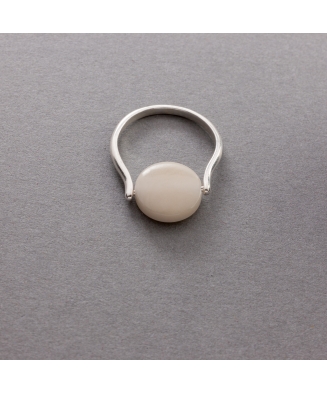 Bague Minitagua avec petite pastille de tagua, montée sur anneau Argent. Artisanat de Lège Cap Ferret.