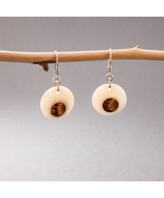 Boucles d'oreille Nuvolo en ivoire végétal et pomme de pin fabriquées en France en Gironde 