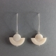 Boucles d'oreilles Doum blanches en ivoire végétal et argent fabriquées en France sur le Bassin d'Arcachon. 