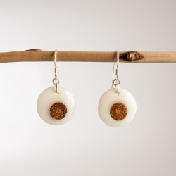  Boucles d'oreille Nuvolo en ivoire végétal et pomme de pin fabriquées en France en Gironde  en tagua, ivoire végétal par Kokobelli